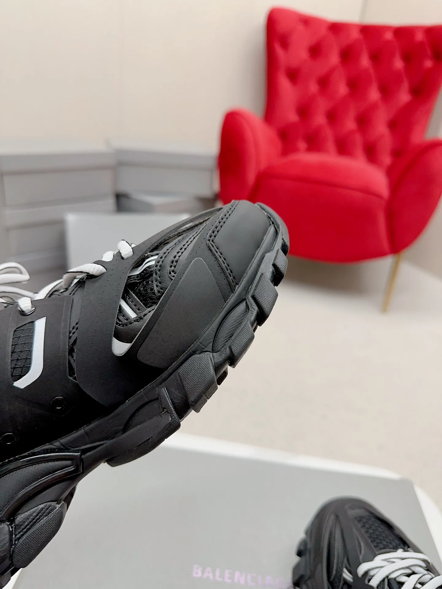 👟👟Ex-factory price 980👟👟 Men's size +10 𝐁𝐚𝐥𝐞𝐧𝐜𝐢𝐚𝐠𝐚|||𝐭𝐫𝐚𝗰𝐤 series 𝟑.𝟎Three generations of sports dad shoes‼ ️ [Top high-end quality from Dongguan Factory] Balenciaga dad shoes ~ super fashionable ~ full and three-dimensional shoes ~ amazing lines ~ very soft and light on the feet ~ super comfortable ~ versatile for commuting ~ can be paired with mid-calf socks, bell bottoms, wide-leg pants, overalls, very high-end ~ very manly and handsome ~ suitable for spring, summer, autumn and winter all year round... ⇢✈ Upper: Exclusive 1:1 original molded custom imported technical fabric mesh + imported cloth + 3M reflective strips [composed of 108 sub-pieces] ⇢✈Inner lining: Breathable mesh ⇢✈Outsole: Exclusive 1:1 original molded PU+TPU+EVA+rubber, a total of 13 sets of grinding tool combinations ⚠️Difference in market currency ~ high-end quality is definitely different ⇢✈𝐒𝐈𝐙𝐄Females: 35, 36, 37, 38, 39, 40 ⇢✈𝐒𝐈𝐙𝐄Men: 39, 40, 41, 42, 43, 44, 45